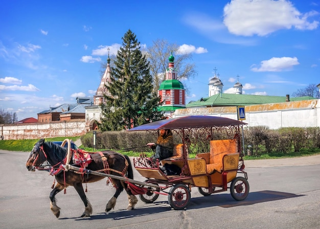 Monastère Rizopolozhensky et chariot à cheval Suzdal