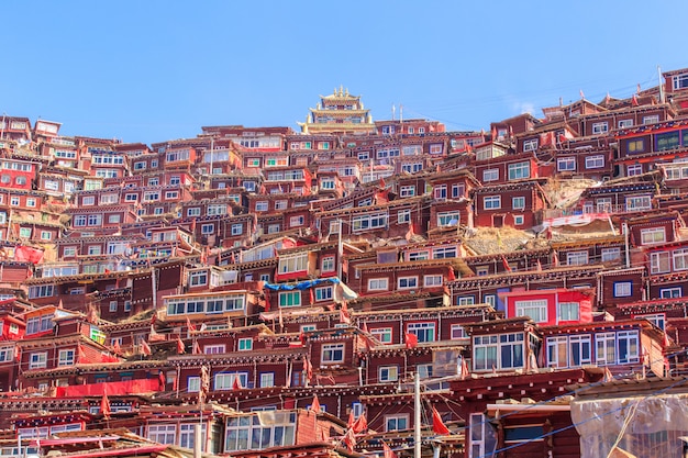 Monastère Rouge Et Domicile à Larung Gar (académie Bouddhiste) Dans La Journée De Soleil Et Fond Est Ciel Bleu, Chine