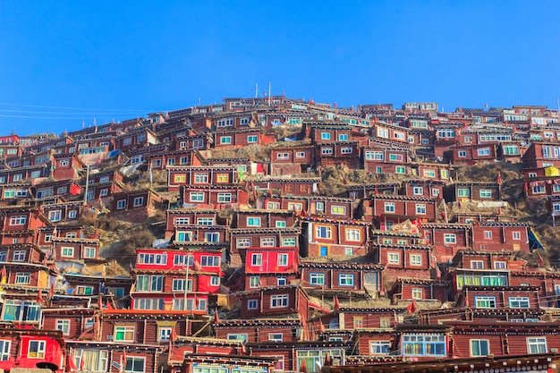 Monastère rouge à Larung gar (Académie bouddhiste) dans la journée de soleil et fond est ciel bleu, Sichuan, Chine