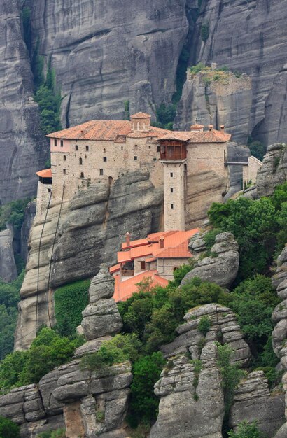 Le monastère de Roussanou sur la montagne