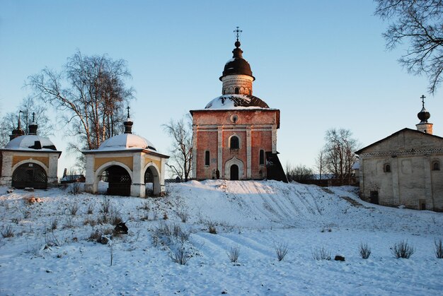 Monastère russe du nord en hiver