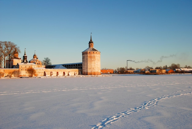 Monastère russe du nord en hiver