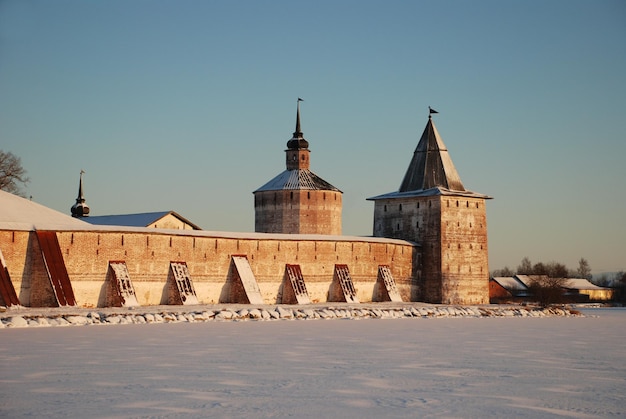 Monastère russe du nord en hiver
