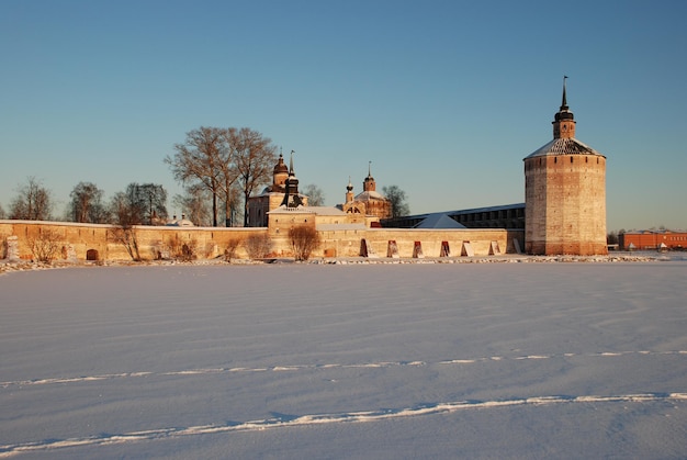 Monastère russe du nord en hiver