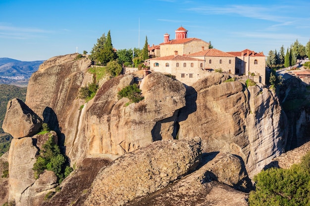 Le monastère de Saint-Étienne aux Météores. Les Météores sont l'un des complexes de monastères orthodoxes orientaux les plus grands et les plus construits en Grèce.