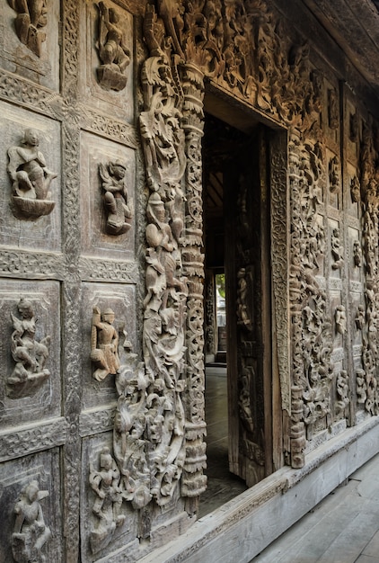 Le monastère de Shwenandaw ou le monastère du palais d'or est un monastère bouddhiste historique à Mandalay, Myanmar