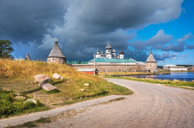 Monastère Solovetsky du côté du lac sacré et de la route dans les rayons du soleil d'automne