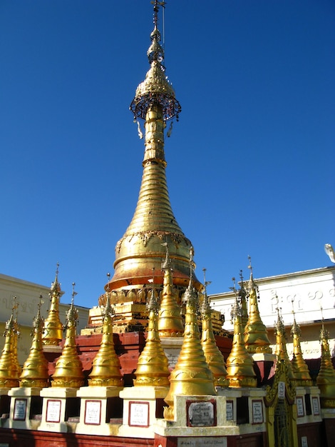 Monastère de Taungkalat sur le Mont Popa Myanmar