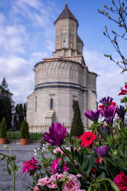 Monastère des Trois Hiérarques avec des fleurs au premier plan, Iasi, Roumanie