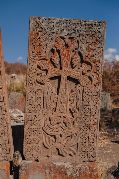 Monastère de Tsakhat Kar dans la pierre tombale d'Erevan