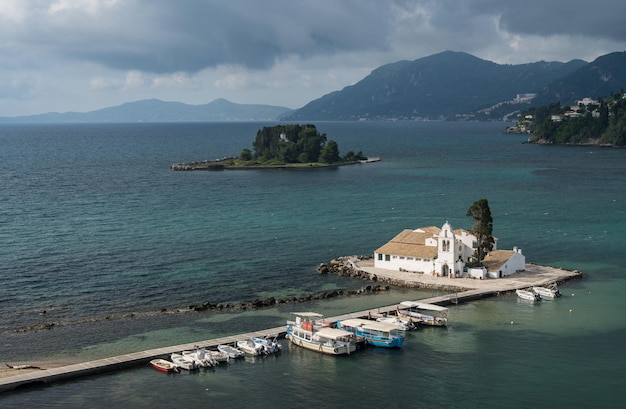 Monastère de Vlacherna près de l'aéroport sur l'île de Corfou