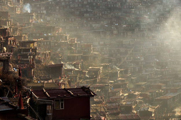 Monastère vue de dessus à Larung gar (Académie bouddhiste) dans un temps chaud et brumeux du matin, Chine