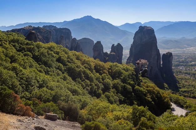 Les monastères de Meteora sont situés juste à l'extérieur de la ville de Kalabaka Grèce