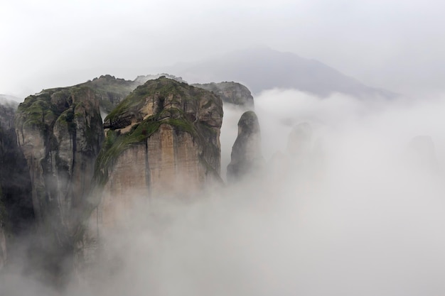 Monastères orthodoxes des Météores Grèce sur les rochers enveloppés de brouillard