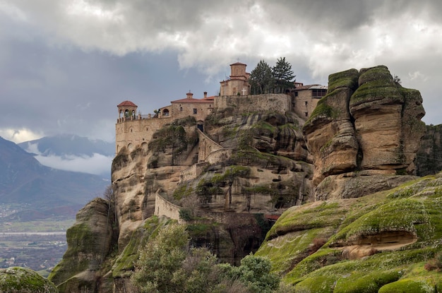 Monastères orthodoxes des Météores Grèce sur les rochers enveloppés de brouillard