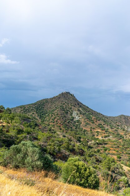 L'un des monastères les plus célèbres de Chypre est Stavrovouni Situé au sommet de la montagne