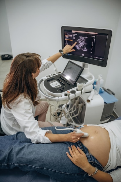 Moniteur avec représentation graphique de l' échographie Femme enceinte subissant un examen par ultrasons