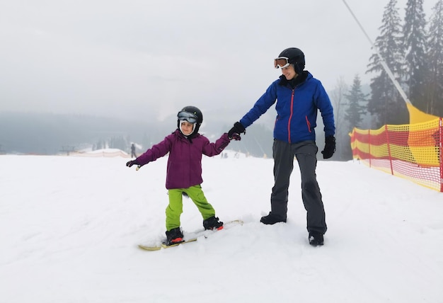 Moniteur de snowboard avec enfant