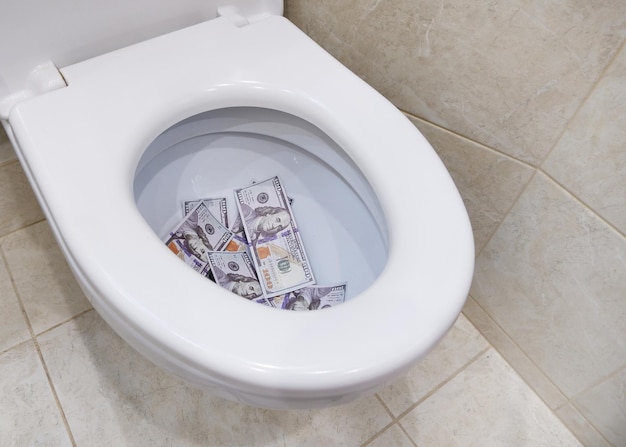 Monnaie américaine de cent dollars dans les toilettes