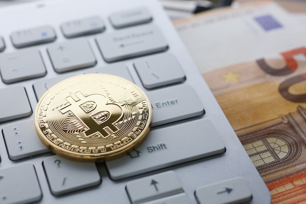 La monnaie crypto Bitcoin se trouve sur le clavier