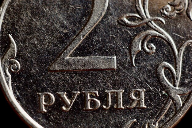 Photo monnaie de deux roubles russes macro isolée sur fond noir détail de la monnaie métallique en gros plan monnaie du pays européen russie