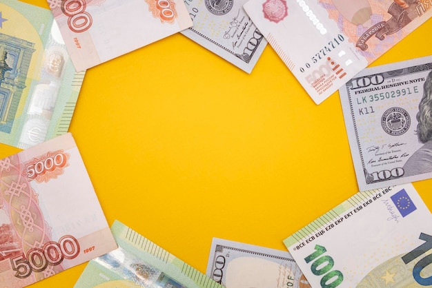 Monnaie dollar euro rouble sur fond jaune copie espace plat laïcs marché boursier économie mondiale