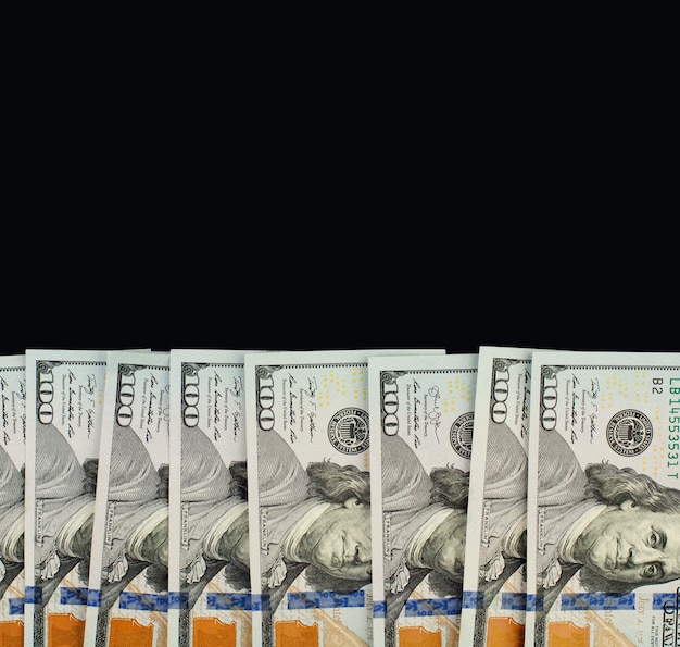 Monnaie en dollars américains bord en espèces sur fond de tableau noir avec espace de copie