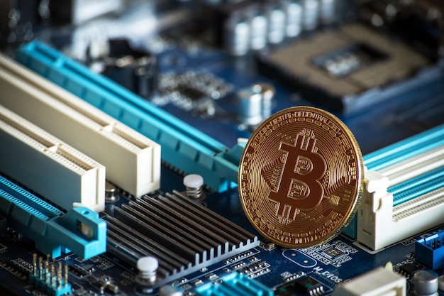 Monnaie avec le logo Bitcoin sur les pièces d'ordinateur concept de crypto-monnaie