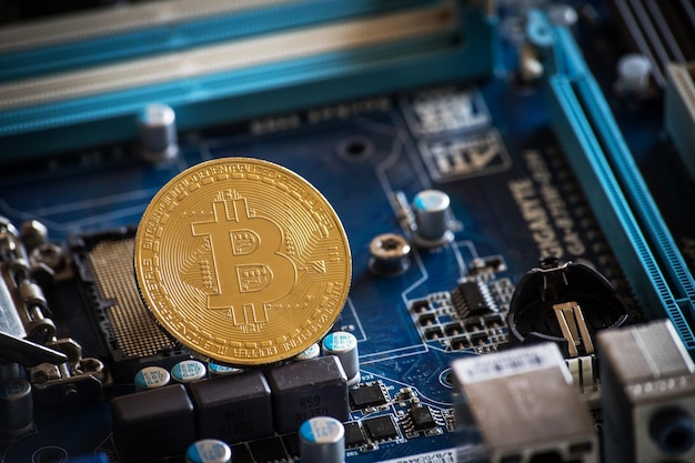 Monnaie avec le logo Bitcoin sur les pièces d'ordinateur concept de crypto-monnaie