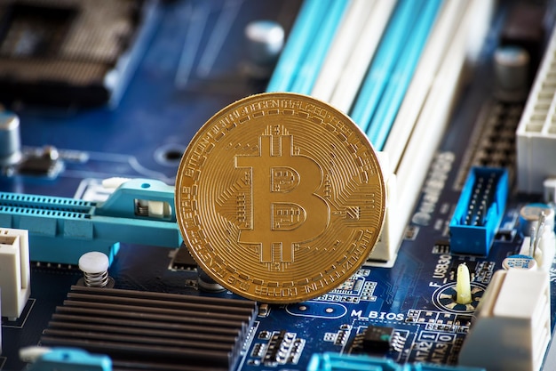 Monnaie avec le logo Bitcoin sur les pièces d'ordinateur concept de crypto-monnaie