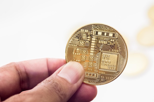 Monnaie à la main recadrée sur fond blanc