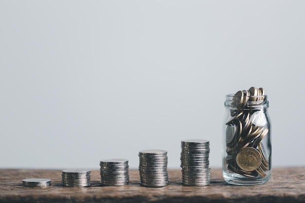 Monnaies dans un pot de verre pour l'argent concept financier d'épargne d'argent richesse et concept financier financement investissement planification financière dépôt de planification financière pour la retraite