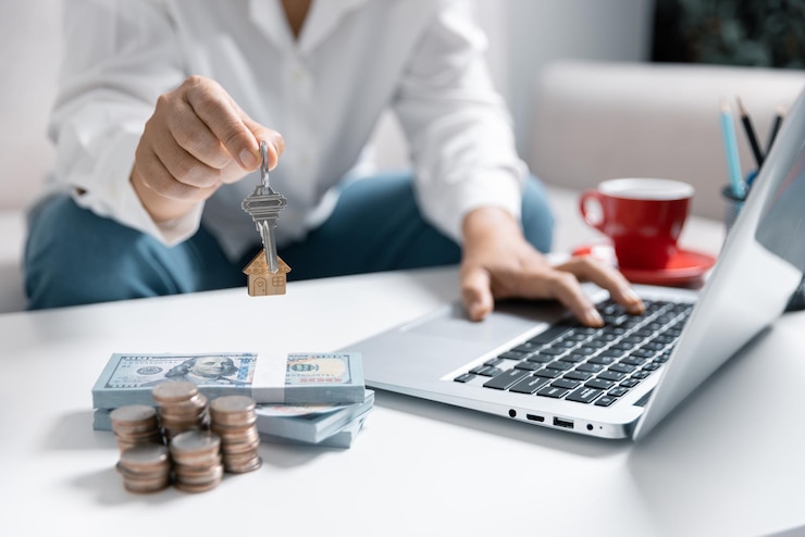 Photo monnaies sur la table vue rapprochée femme en arrière-plan calcule les dépenses gestion des finances factures du ménage ou impôts économiser de l'argent pour l'avenir prendre soin de demain concept de frugalité