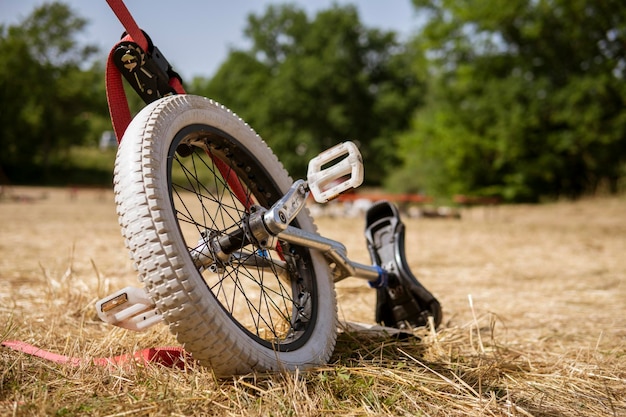 Le monocycle est allongé sur l'herbe lors d'un festival en plein air. Le monocycle est alloué à l'extérieur.