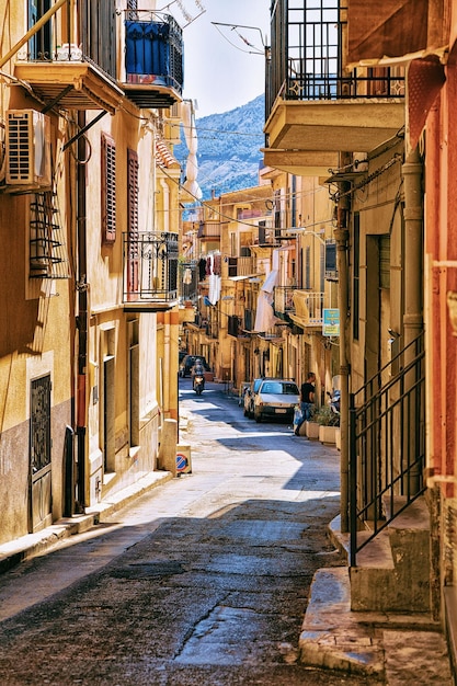 Monreale, Italie - 18 septembre 2017 : rue confortable dans la vieille ville de Monreale, Sicile, Italie