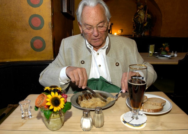 Monsieur âgé dans un restaurant