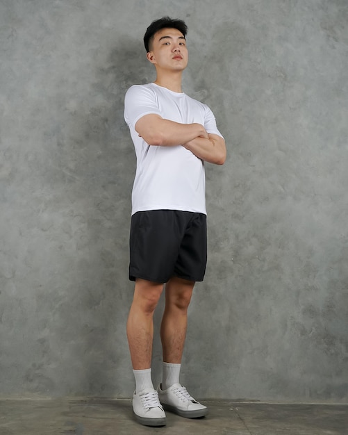 Un monsieur masculin en tenue de sport noir et blanc. Puissance et concentration à leur apogée.