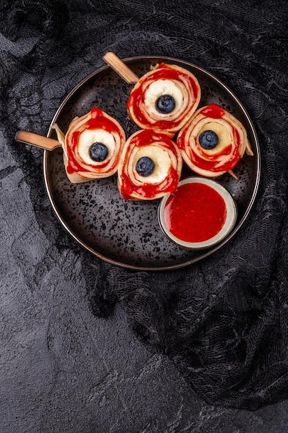 Monster Bloody Eyeballs pour Halloween Crêpes roulées avec de la confiture de banane et de fraise