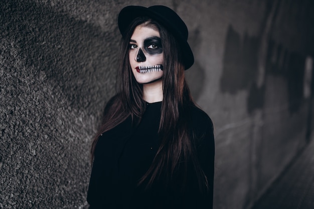 monstre féminin. maquillage sombre, idée conceptuelle pour Halloween.