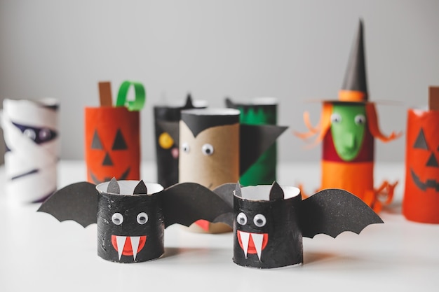 Monstres d'Halloween en rouleaux de papier toilette Artisanat pour enfants pour Halloween