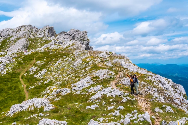 Mont Aizkorri 1523 Mètres Le Plus Haut De Guipuzcoa Deux Sœurs Sur Le Point D'atteindre Le Sommet Heureux