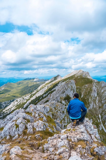 Mont Aizkorri 1523 Mètres Le Plus Haut De Guipuzcoa Un Jeune Homme En Bleu Assis Au Sommet