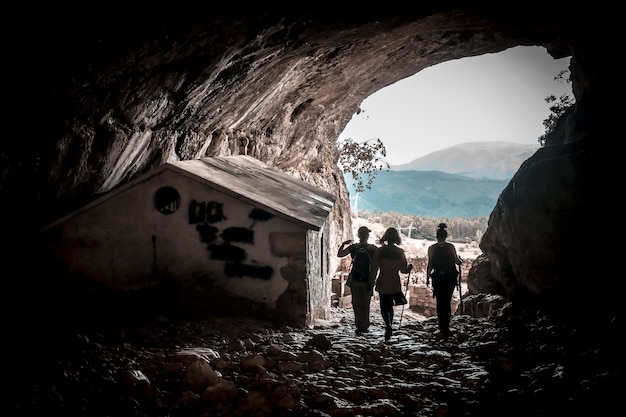 Mont Aizkorri, Guipuzcoa. Trois jeunes à l'intérieur de la grotte de San Adrian