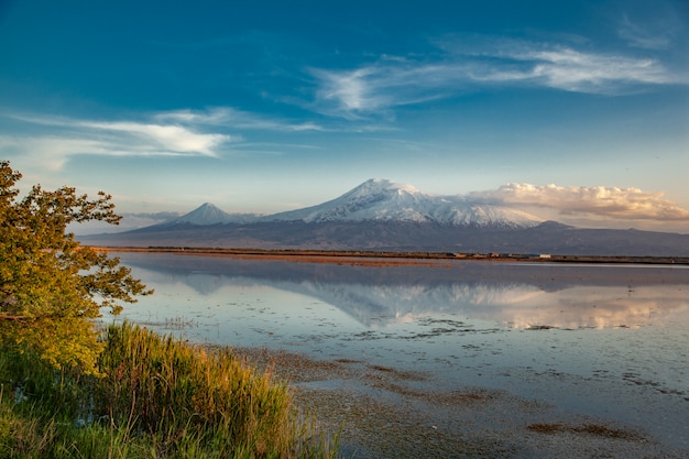 Mont Ararat avec un lac