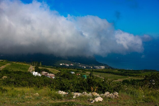 Mont Ayu Dag avec des nuages sur le fond de la mer Noire au petit matin.