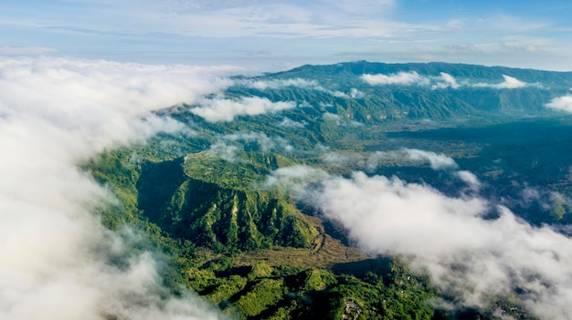 Le mont Batur par une matinée brumeuse