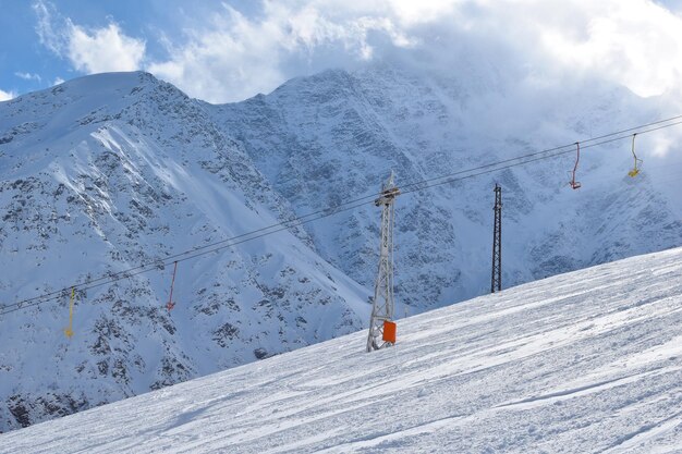 Mont Elbrouz avec pistes de ski Montagnes enneigées du Caucase Ski alpin à l'air frais