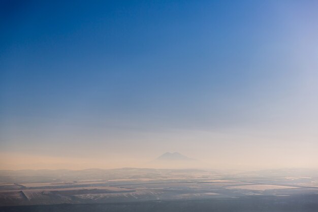 Mont Elbrus dans le brouillard