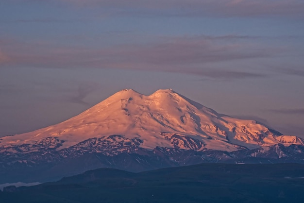 Le mont Elbrus à la lumière du matin Le mont Elbrus est le plus haut sommet de montagne de Russie et d'Europe