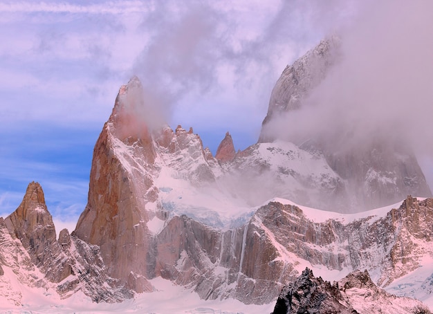 Mont Fitzroy au coucher du soleil. Nuages roses et ciel bleu. Parc national Los Glaciares. El Chalten. Andes. Argentine. Amérique du Sud